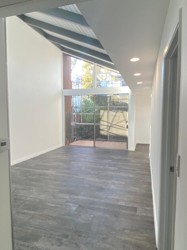 Building Photo - 1340 S Beverly Glen Blvd