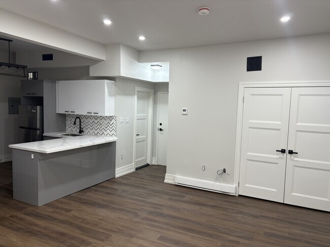 Building Photo - 52-52 Charlton Ave W