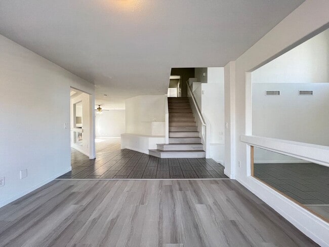 Building Photo - Fantastic two-story single-family house wi...