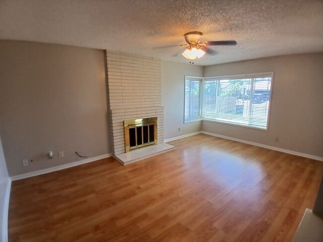 Building Photo - 9952 Vanguard Dr