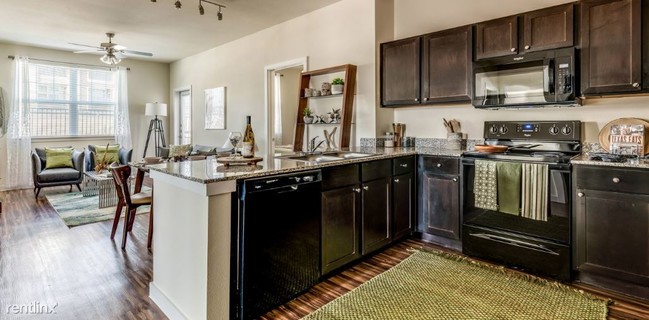 Building Photo - 2 br, 2 bath Apartment - 2900 Broadmoor Dr