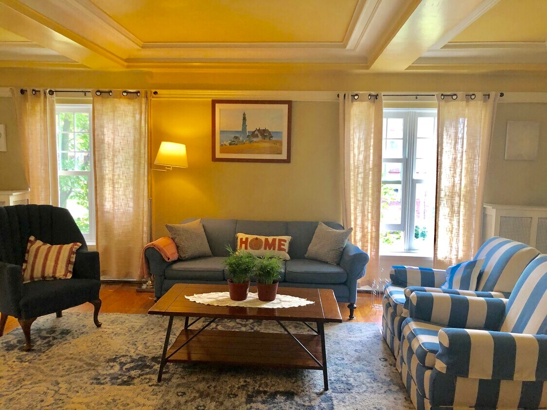 Living room - 2005 Wendover St