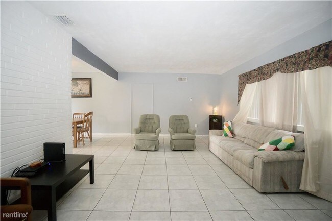 Building Photo - 2 br, 1 bath House - 7832 Miramar Pkwy 6830