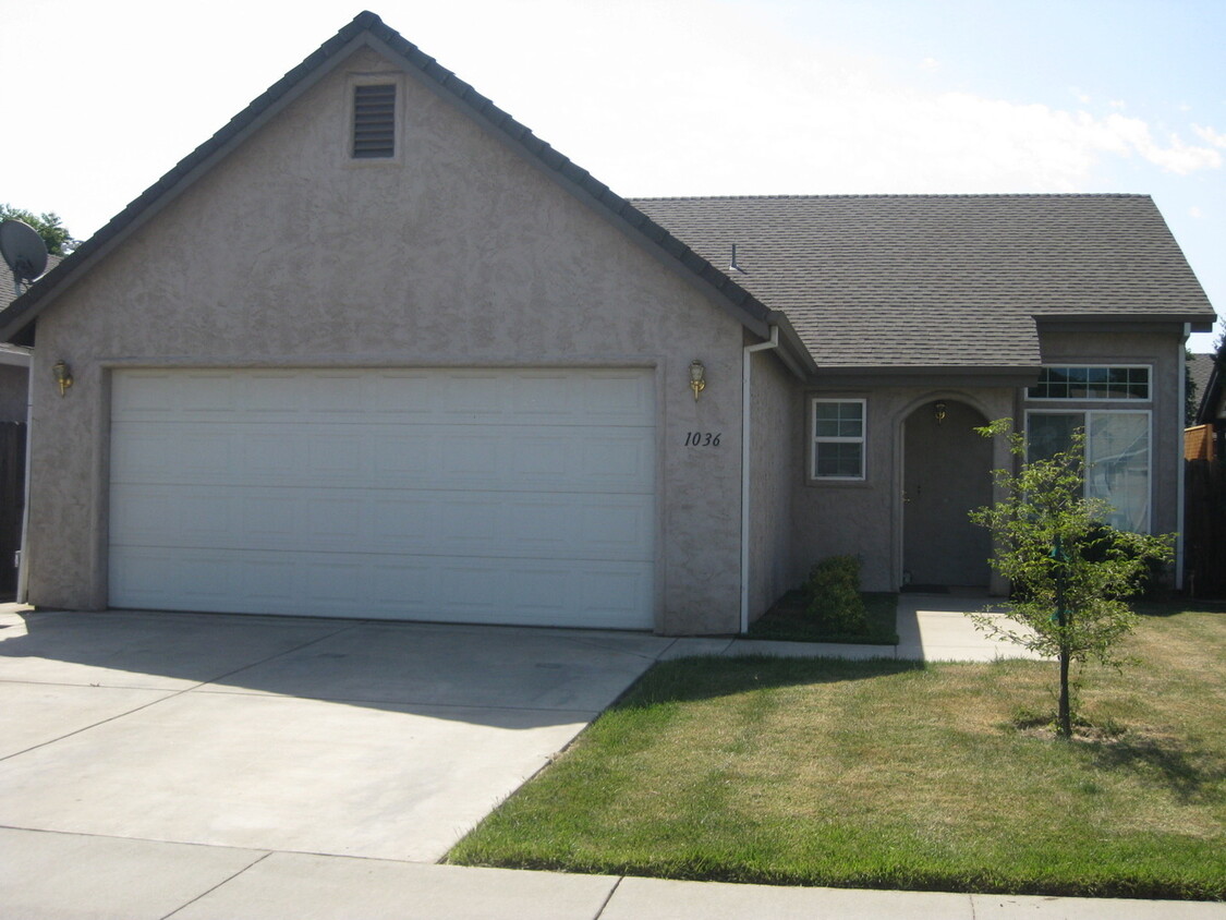 Foto principal - Great 3 Bedroom 2 Bath Home Central to All!