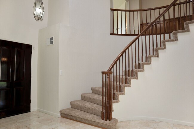 Building Photo - Spacious 4-bedroom home located in Union C...