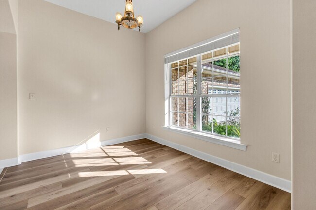 Building Photo - 1630 Oakmont Cir