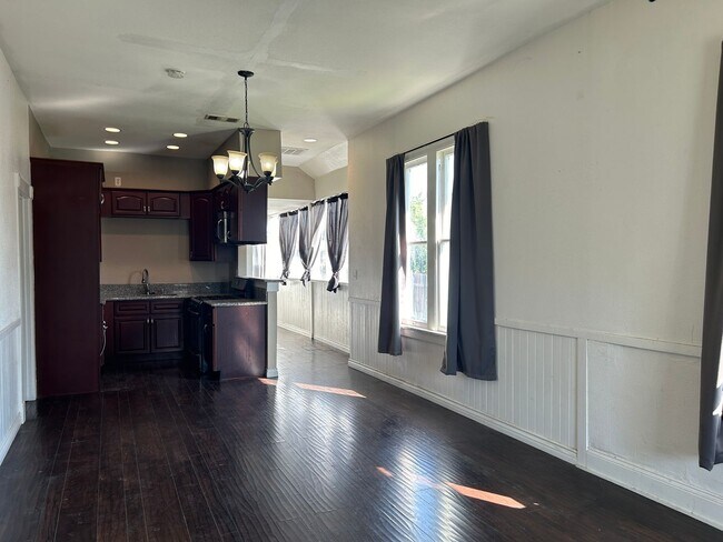Building Photo - 3 Bedroom 2 bath Located in Redlands!
