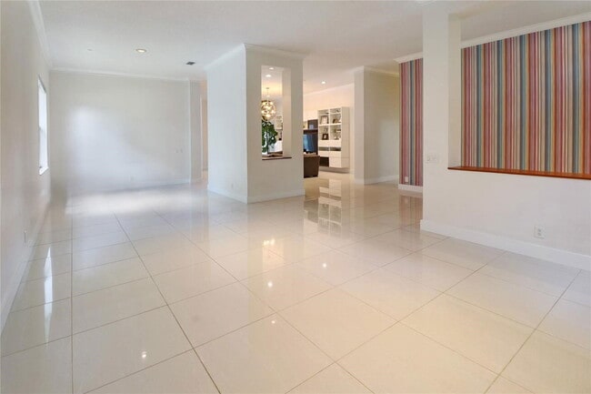 Building Photo - 1600 Blue Jay Cir