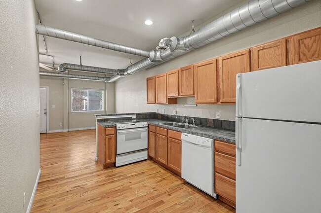 Building Photo - Updated 2 Bed Apartment Available in West Highlands/ Berkeley Area