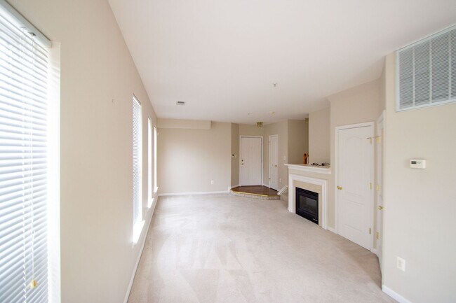 Building Photo - Charming 2-level townhouse condo nestled o...