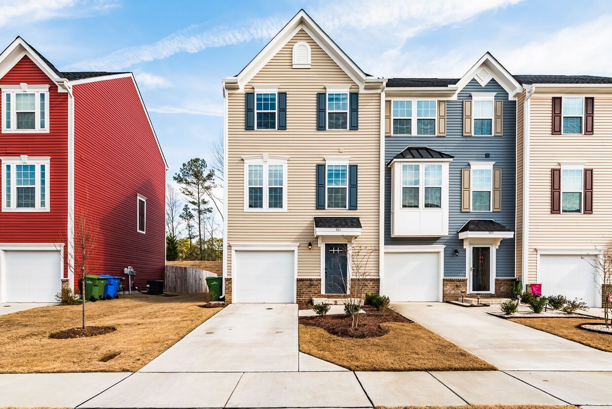 Foto principal - 3-Bedroom Townhouse in Fuquay Varina Avail...