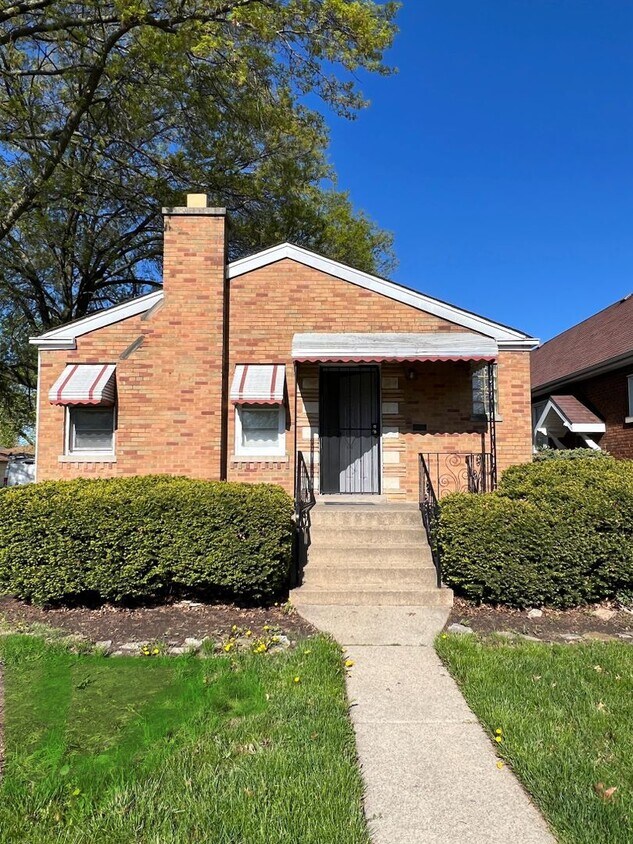 Foto principal - Charming 4-Bed, 2-Bath Home with Modern Up...