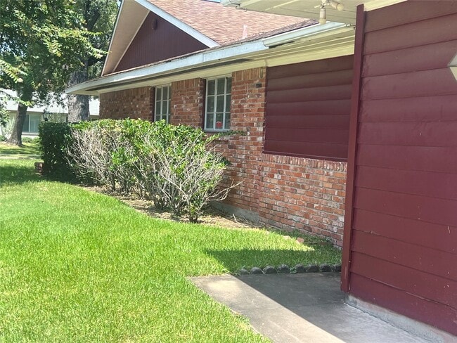 Building Photo - 3715 Latma Dr