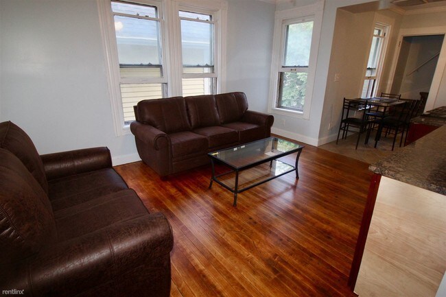 Building Photo - 3 br, 1 bath  - 339 S Division St Apt 5 #5