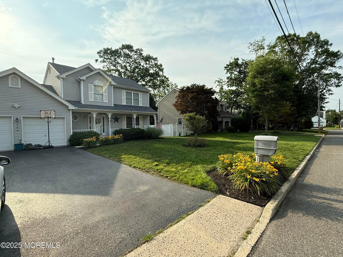 Foto principal - 209 Academy Ln