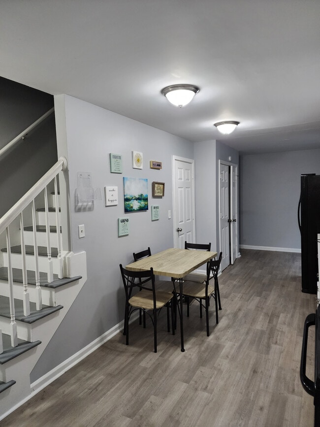 Foto del edificio - Room in Duplex on Jones Ave NW