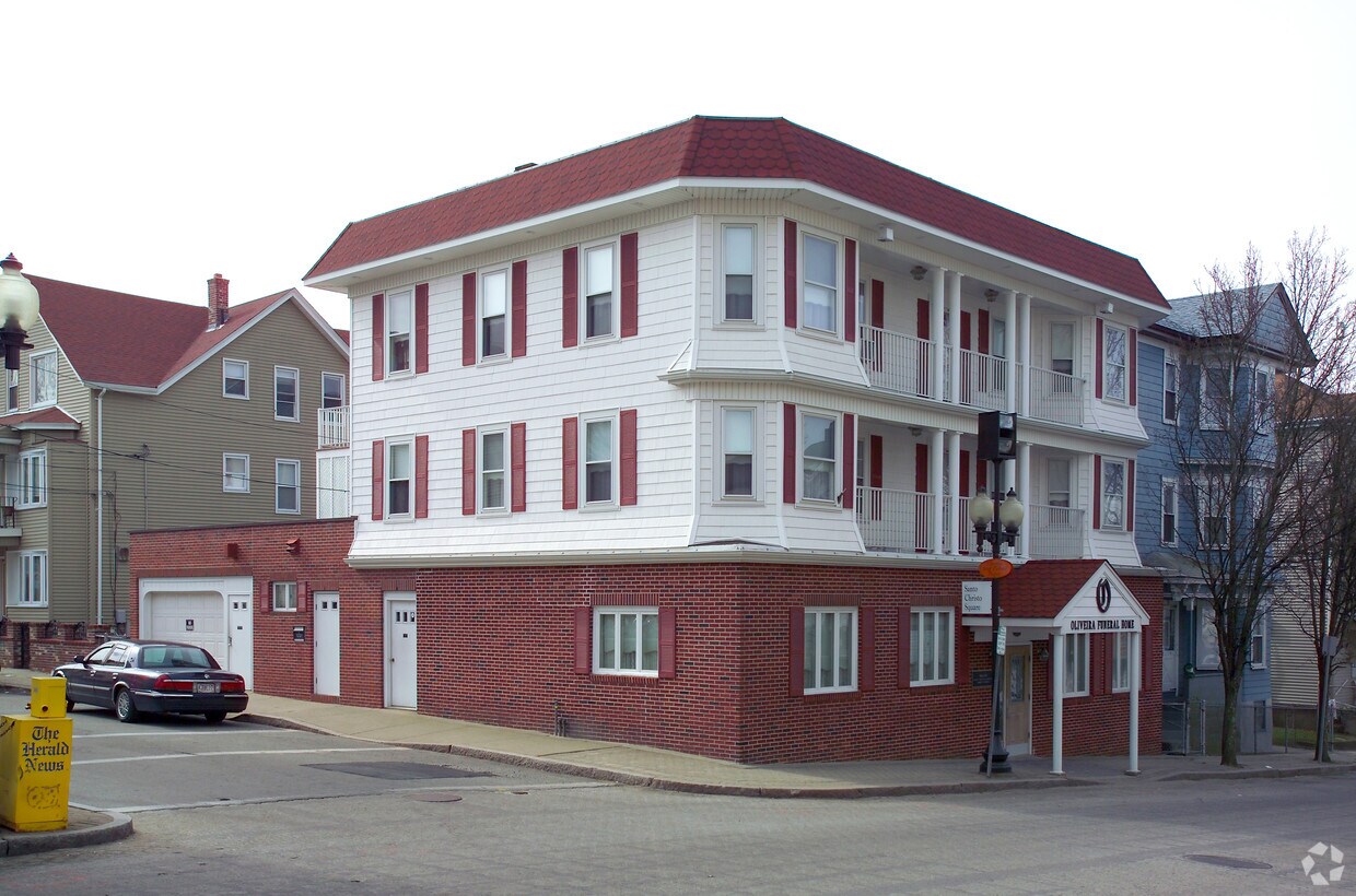 Building Photo - 215 Columbia St