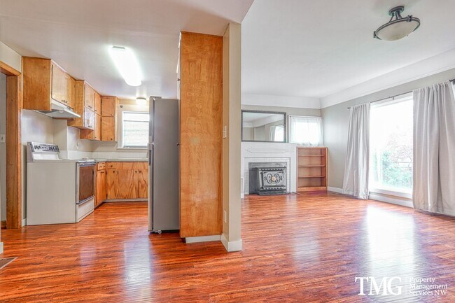 Building Photo - Your cozy retreat near the heart of downto...