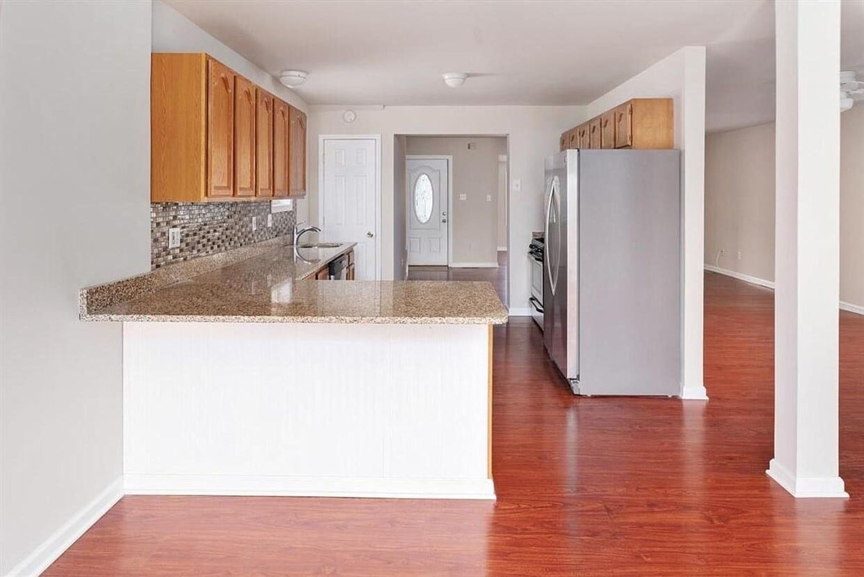 Building Photo - Spacious 3 Bedroom, 2 Bathroom Single Fami...