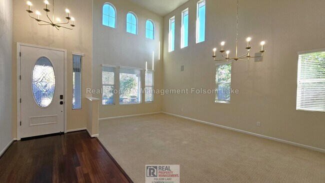 Foto del edificio - Gated Serrano Home with Private Pool & Flexible 5-Bedroom Layout