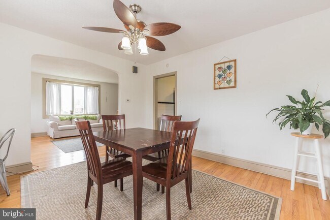 Building Photo - 144 E 4th Ave