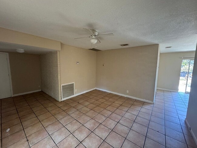 Foto del edificio - 1430 N Stacy St