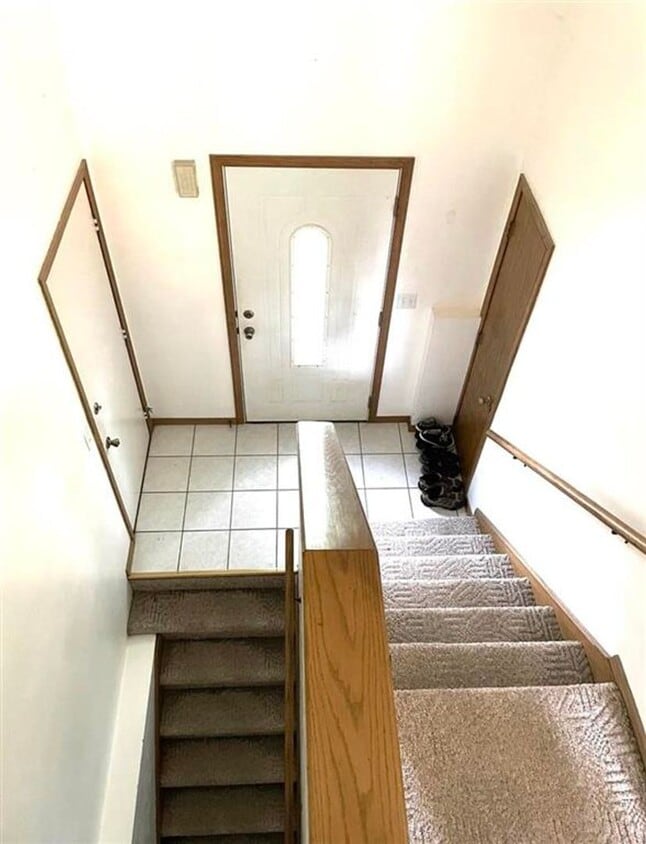 Primary Photo - 2 Bed 1.5 Bath Townhome with 2 stall garage.