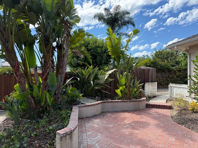 Foto del edificio - Charming Mission Oaks Home on Half an Acre