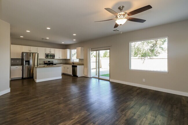 Building Photo - 1240 E Taylor Trail
