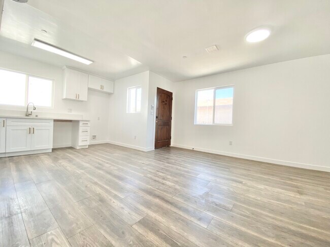 Foto del edificio - 427 E 112th Street Los Angeles, CA 90061