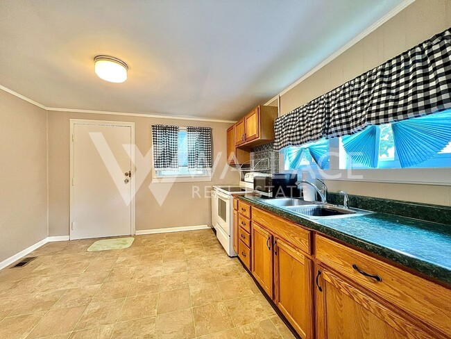 Building Photo - UPDATED 2 BEDROOM 1 BATH ON LARGE LOT IN W...