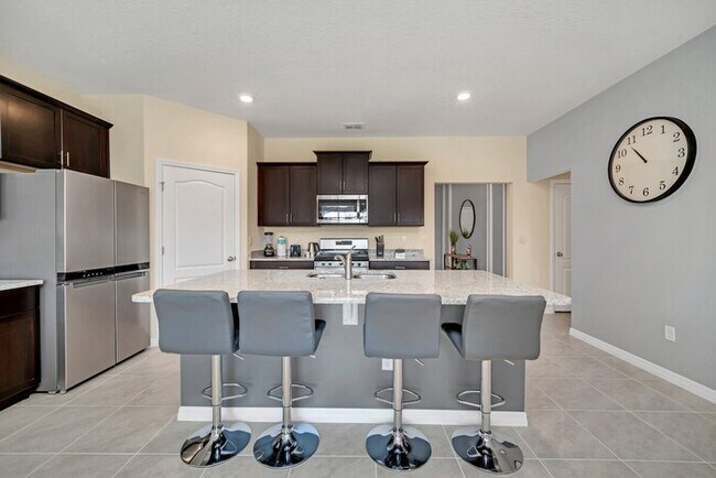 Building Photo - 7551OL  Brand New 7 Bed Villa With Pool & ...
