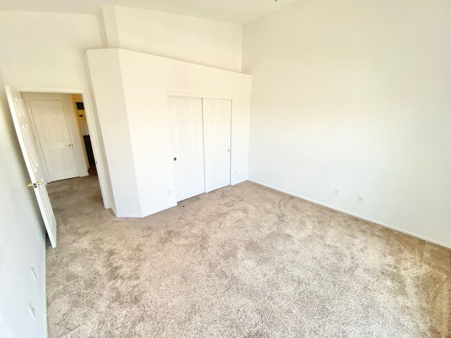 Building Photo - LOVELY 3 BEDROOM 2.5 BATHROOM TOWNHOUSE LO...