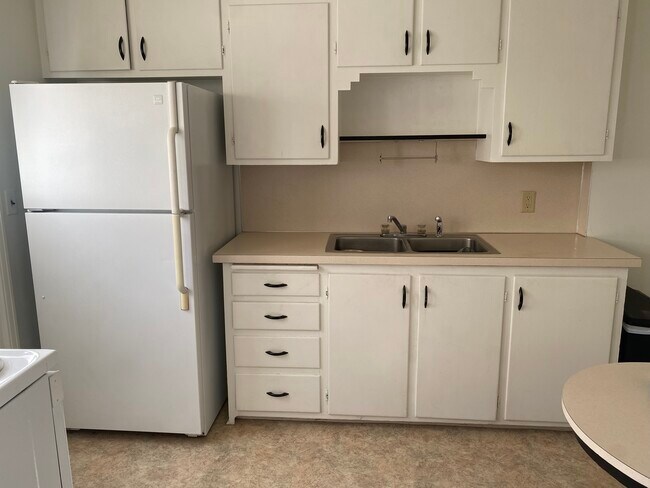 Kitchen - 303 N 49th St