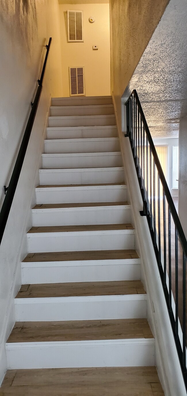 Stairs - 2115 Greenbriar Colony Dr