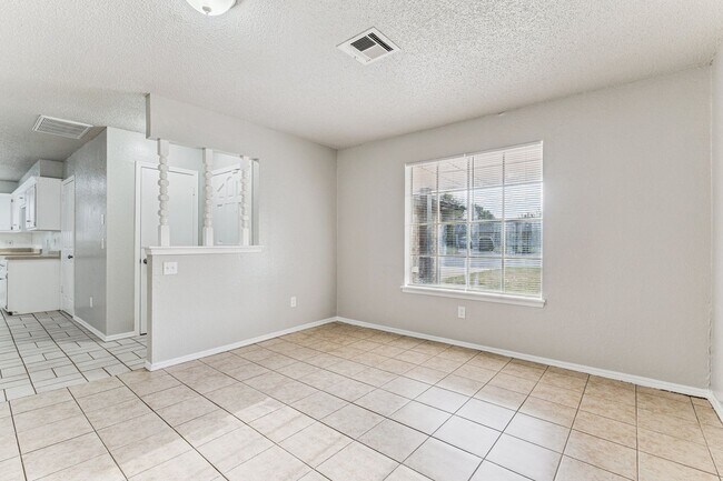 Foto del edificio - Beautiful brick 3 bedroom, 2 bath, 2 car g...