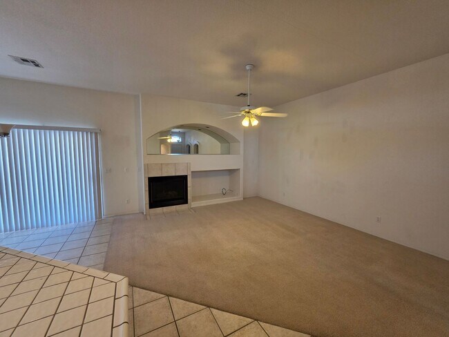 Foto del edificio - Spacious 3-Bedroom Home with RV Parking & 3-Car Garage in Bullhead City