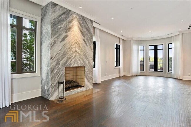 Foto del edificio - 3376 Peachtree Rd NE