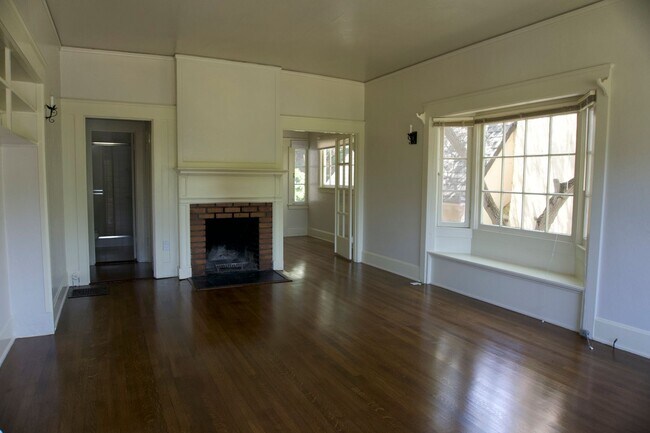 Building Photo - *** Unit is not available for showings until 01/01/2026 ***