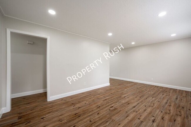 Foto del edificio - 7736 Holiday Hills Cir