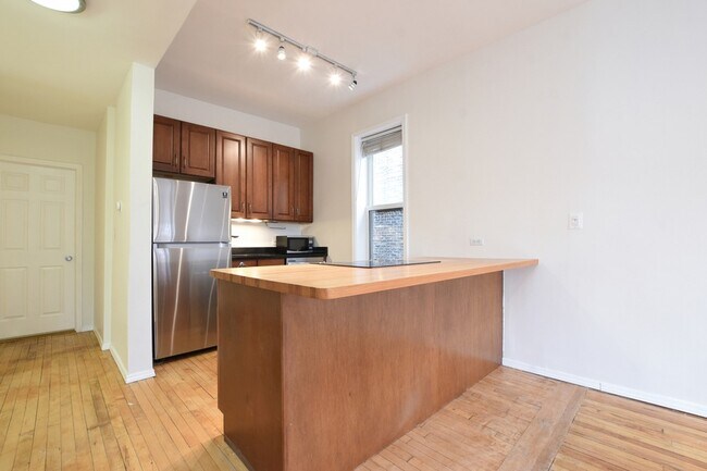 Foto del edificio - 2346 W Augusta Blvd