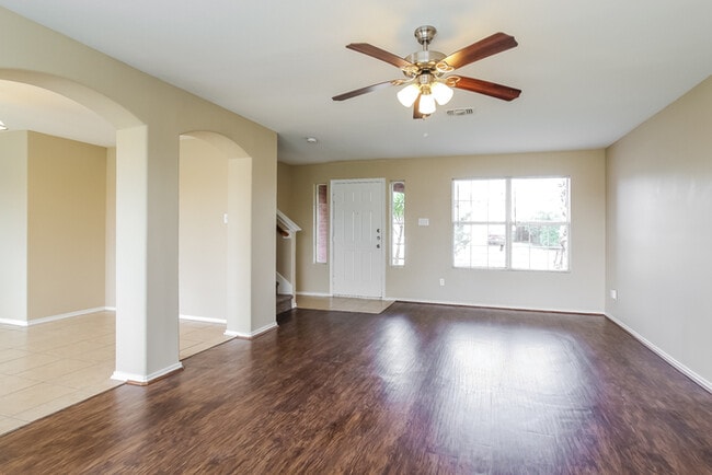 Building Photo - Gorgeous Home!