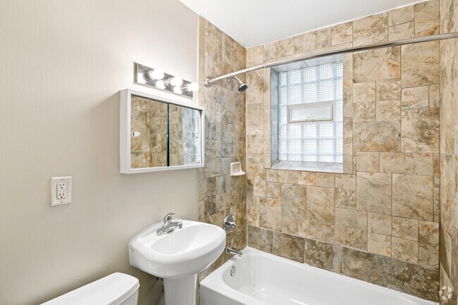 1 habitación, 1 baño - 900 pies cuadrados - Baño - McCarron's Apartments