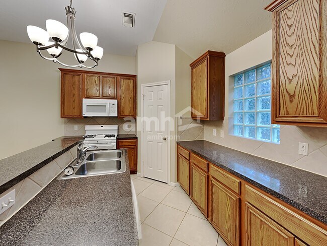 Building Photo - 15831 Collinsville Dr