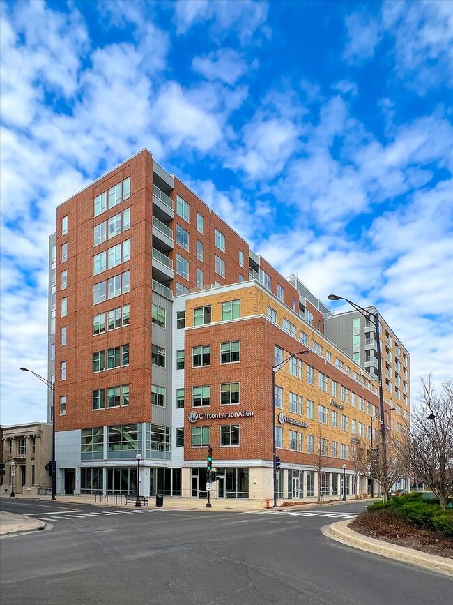 Foto del edificio - 3,400 SQFT CONDO IN DOWNTOWN CHAMPAIGN W/ ...