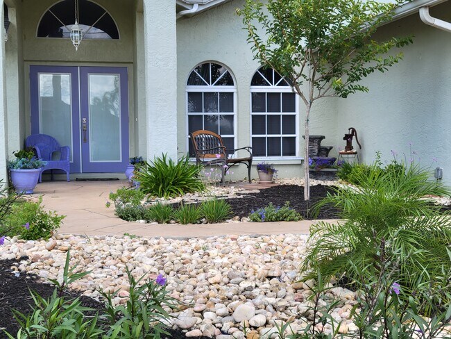 Patio delantero y entrada - 704 SW 11th Pl