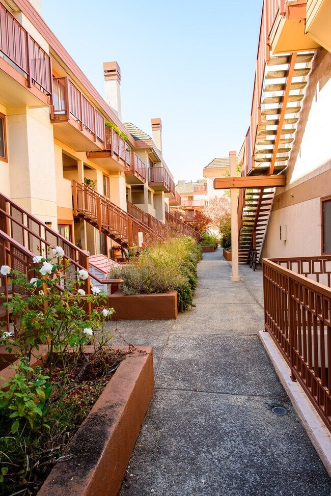 Building Photo - 4151 El Camino Way APT B, Palo Alto, CA 94306