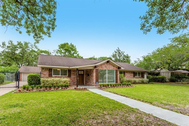 Building Photo - 4926 Loch Lomond Dr