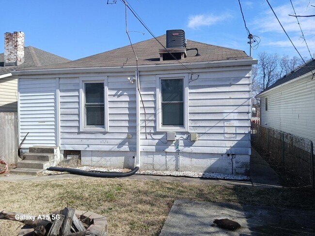 Building Photo - Newly renovated 3 bedroom close to UofL an...
