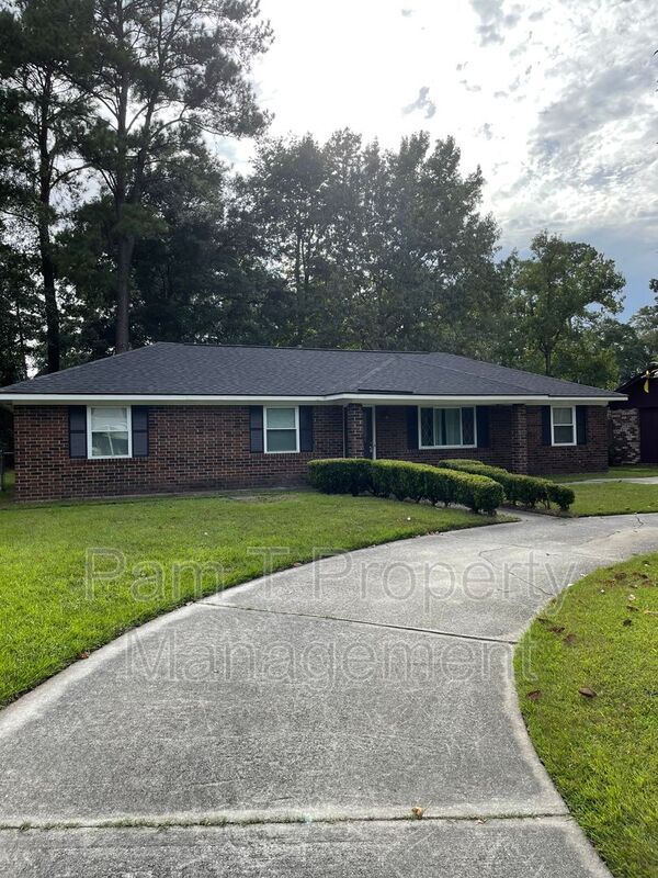 Building Photo - 211 Holiday Dr